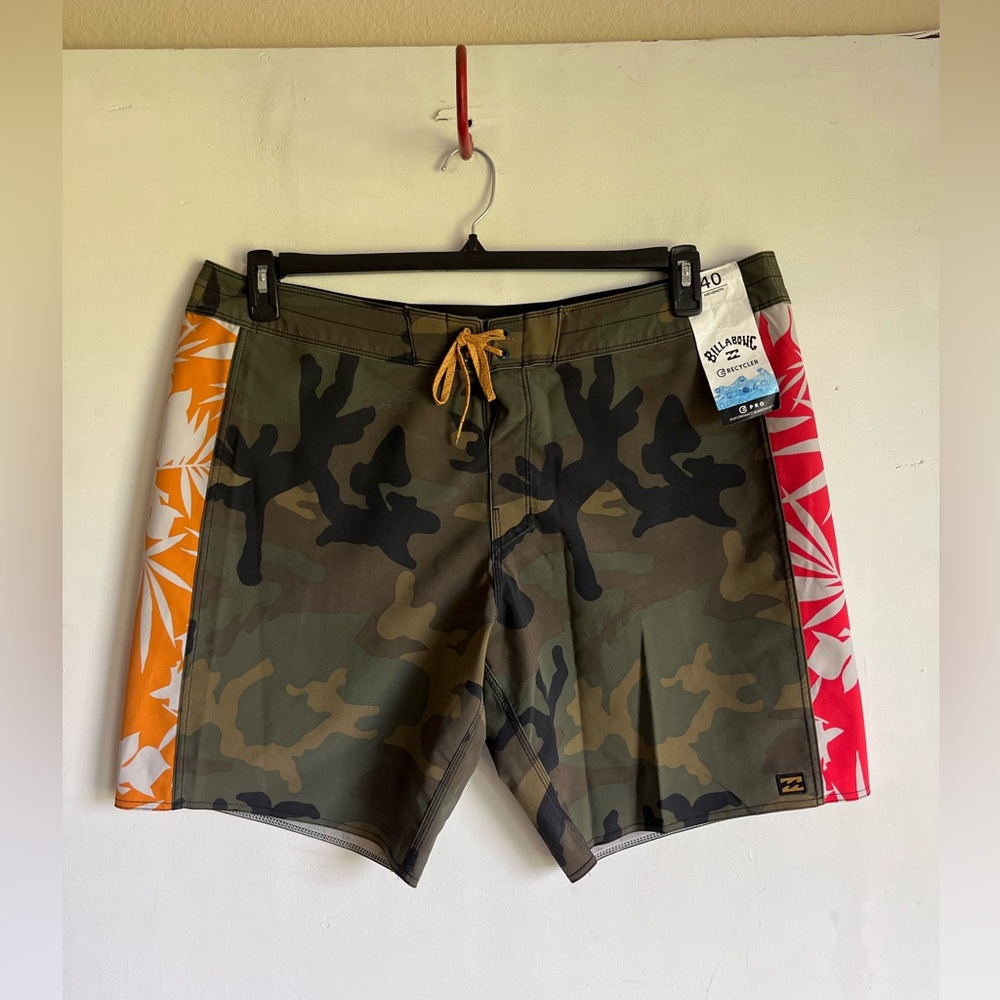 Billabong Camo and Orange and Red Board Shorts Quick-Dry Swimwear, size 40 NWOT